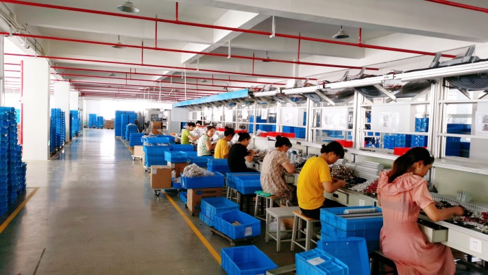 GEYA GRM3DC-400HU-4P 250A-400A DC1500V Mould case DC MCCB Electrical Types 250 Amp 4 Pole Circuit Breaker Price SOLAR PV SYSTEM