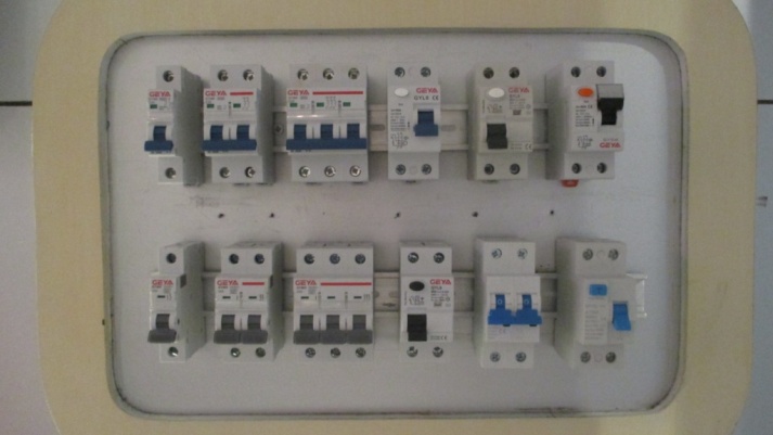 GEYA GRM3DC-400HU-4P 250A-400A DC1500V Mould case DC MCCB Electrical Types 250 Amp 4 Pole Circuit Breaker Price SOLAR PV SYSTEM