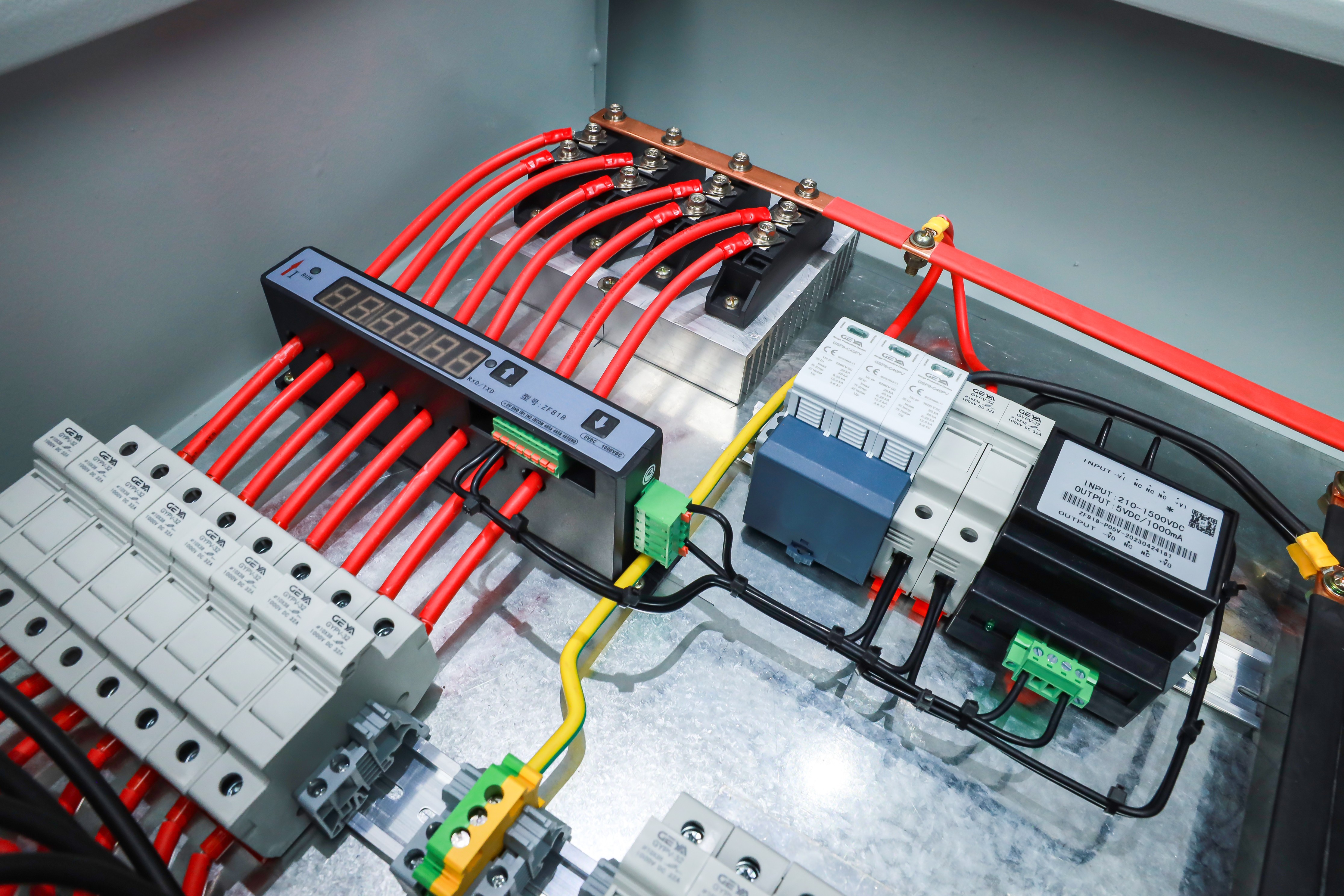 GEYA PV Grid Connected Combiner Box for Solar System DC Combination 2 4 5 6 8 10 12 16 Ways String