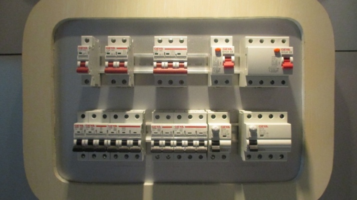 GEYA GRM3DC-400HU-4P 250A-400A DC1500V Mould case DC MCCB Electrical Types 250 Amp 4 Pole Circuit Breaker Price SOLAR PV SYSTEM